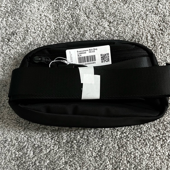 š¦š„Lululemon Everywhere Belt Bag in BLACK - NWT - Picture 5 of 5